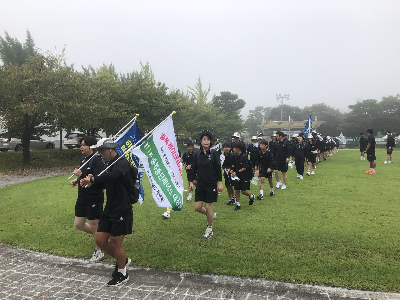 1일 '제11회 충북종단 레이크 대장정'을 마치고 들어오는 진천군 참가자들