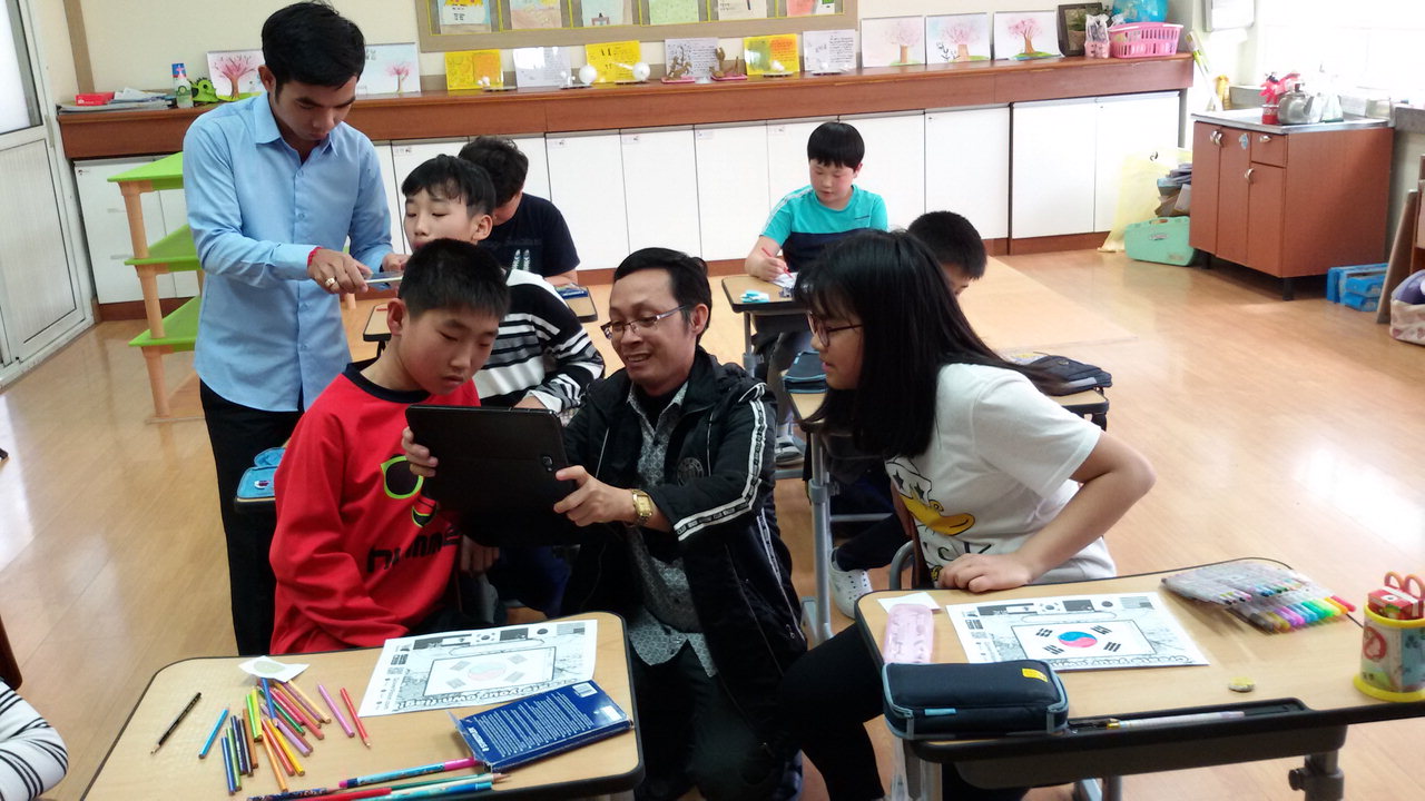 보은 세중초등학교(교장 전순억)가 23일 '다문화가정 대상국가와의 교사 교류사업'의 일환으로 캄보디아 교사 수업을 실시했다.