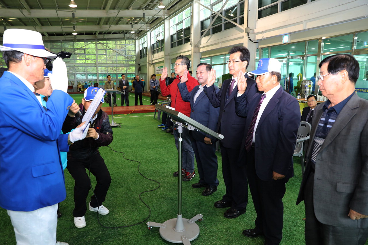 제11회 충청북도지사배 게이트볼 대회가 옥천 전천후 게이트볼장에서 23일 개최됐다. / 옥천군청