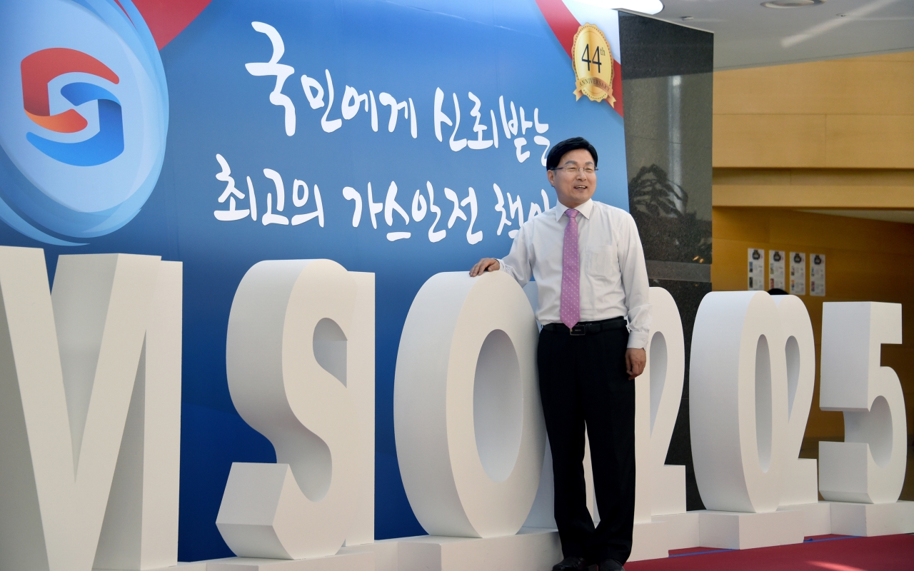김형근 한국가스안전공사 사장이 청사 내 1층 로비에 설치된 'KGS 2025 비전 선포' 조형물 앞에서 새로운 도약의 비전을 설명하고 있다. / 김용수