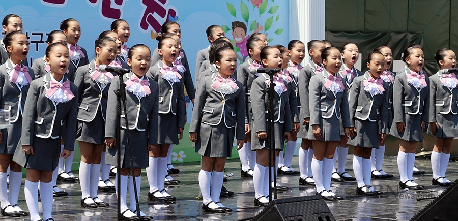 5일 청주 야구장 일원에서 열린 ‘청주 어린이 큰잔치’에서 청주 KBS 어린이 합창단이 어린이날 노래를 부르고 있다./신동빈