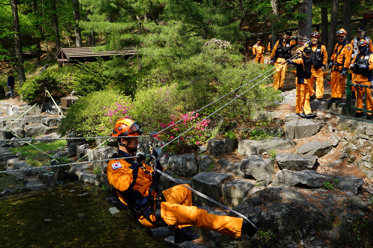 음성소방서(서장 원재현)는 26일 음성읍 봉학골 자연휴양림에서 소방대원 23명이 참여한 가운데 산악구조훈련을 실시했다.