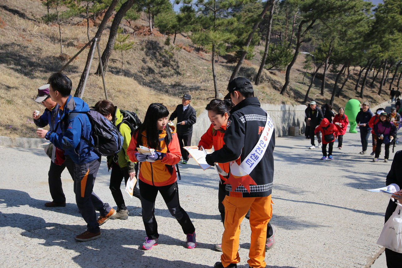 괴산소방서(서장 김유종)는 봄철 등산객 증가에 따른 산악안전사고 방지를 위해 군자산 및 칠보산 등 괴산군내 주요 거점지역에서 '등산목 안전지킴이'를 내달 31일까지 운영한다.