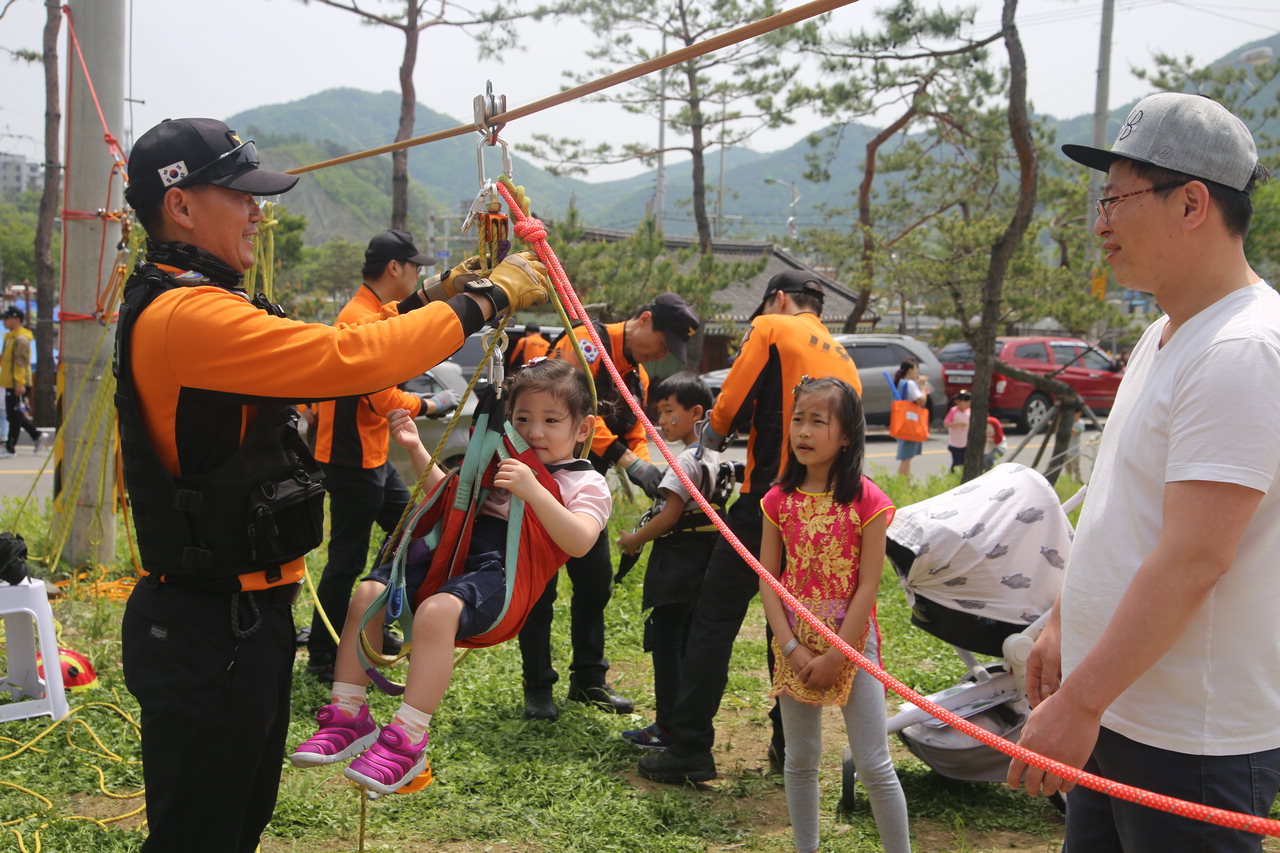 괴산소방서(서장 김유종)는  5일 괴산읍 홍범식 고택 일원에서 열린 '제13회 괴산군 어린이날 큰잔치 행사'에서 가족과 함께하는 '119안전체험장'을 운영했다.