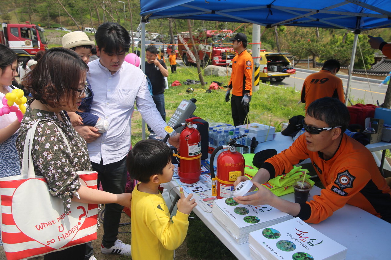 괴산소방서(서장 김유종)는 5일 괴산읍 홍범식 고택 일원에서 열린 '제13회 괴산군 어린이날 큰잔치 행사'에서 가족과 함께하는 '119안전체험장'을 운영했다.