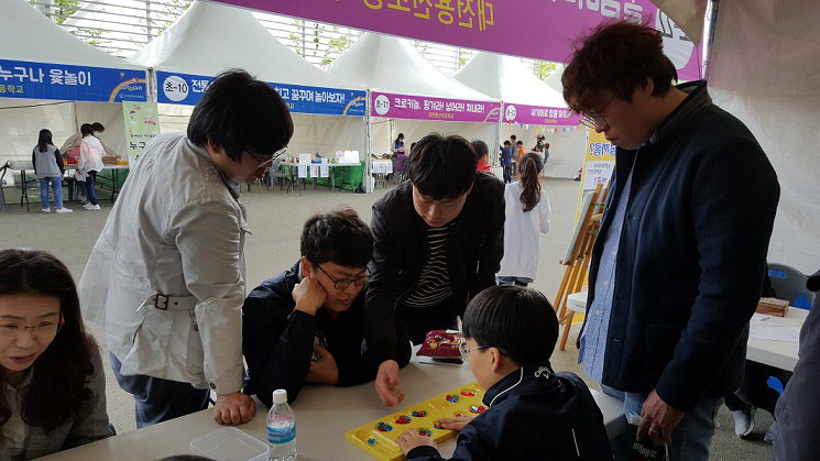 음성 삼성초(교장 이상국) 교사들은 지난 3∼4일 이틀 동안 대전엑스포시민광장에서 열린 '제3회 대한민국 어린이 놀이한마당'에 참여했다.