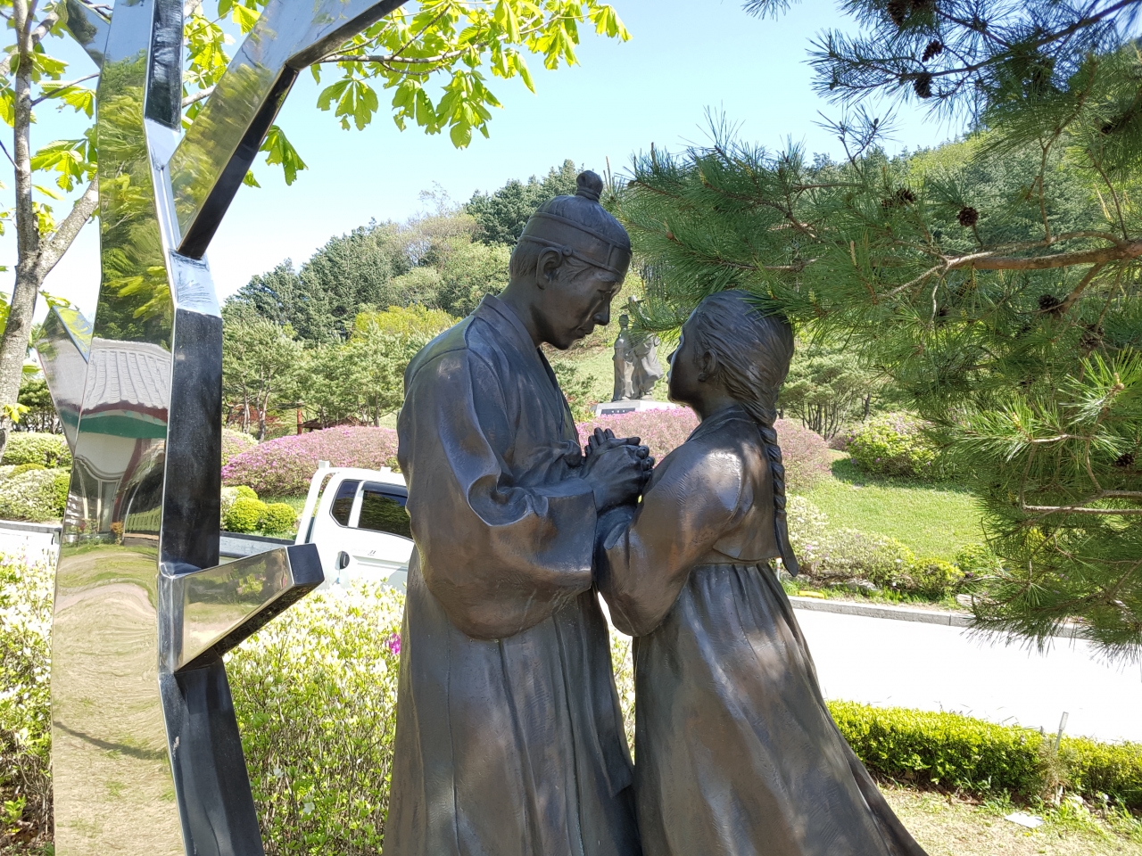 제천 박달재에 세워진 박달도령과 금봉이의 동상.