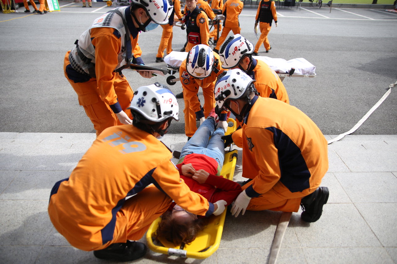 괴산소방서(서장 김유종)는 구급현장 활동 보조업무를 맡게 될 구급대원 대체인력을 채용한다. 사진은 구급대원 활동 모습