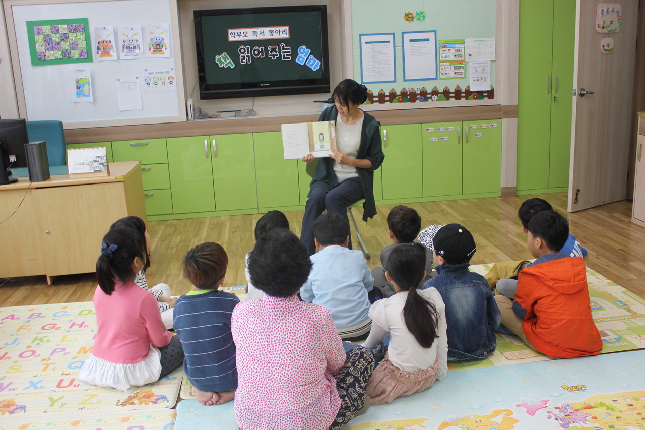 보은 관기초등학교가 1~2학년 학생들에게 그림책을 읽어주는 '책 읽어주는 엄마' 활동을 실시해 인기를 모으고 있다.