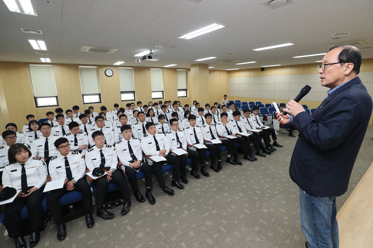 장영달 우석대 총장이 진천캠퍼스에서 5.16 광주를 주제로 특강을 하고 있다./우석대 제공