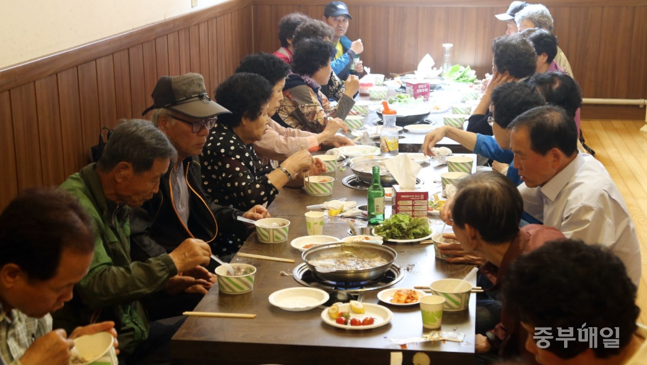 청주시 사창동 대도영지 한우가 14일 '사창동 경로잔치'를 열고 지역 어르신들에게 점심식사를 무료로 제공했다./신동빈
