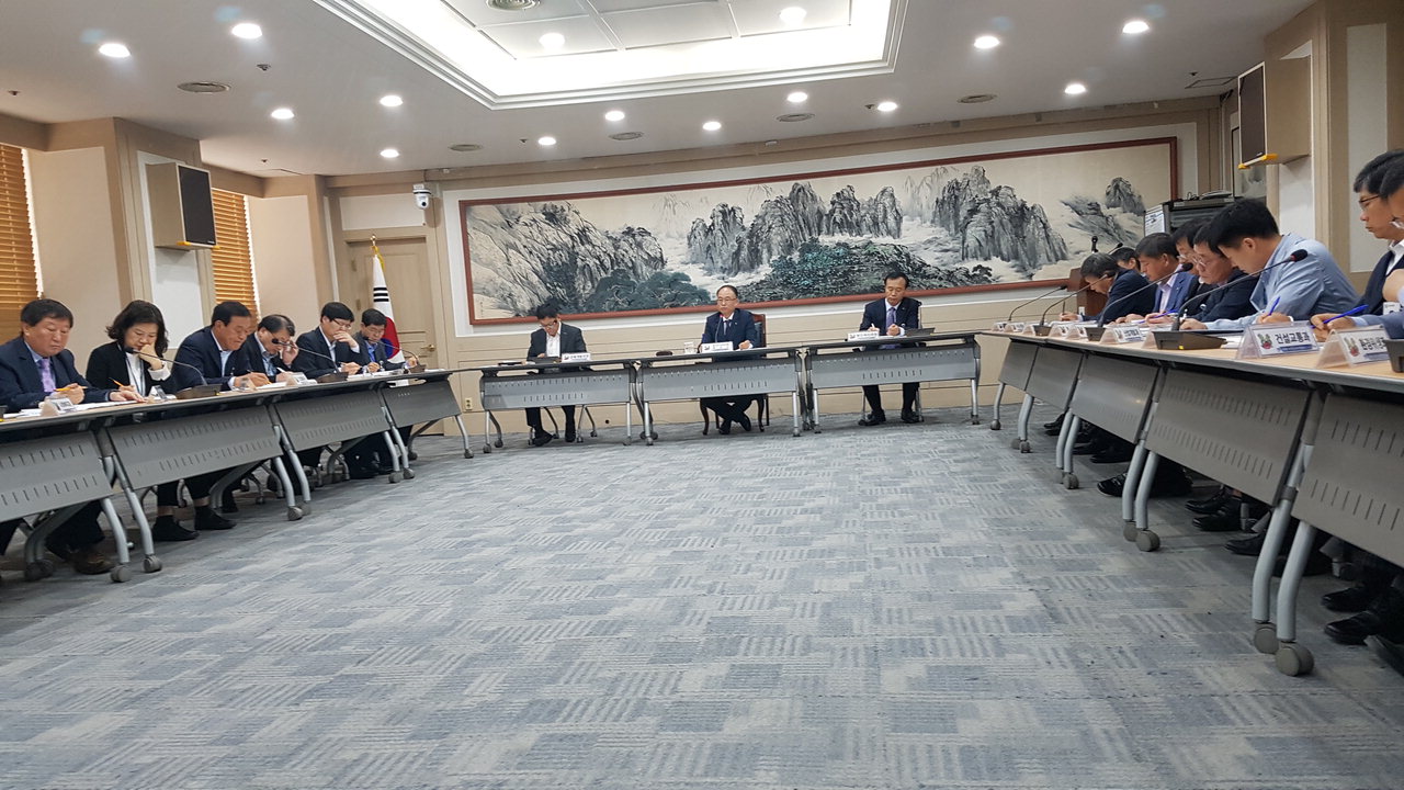음성군은 14일 고근석 부군수 주재로 군청 상황실에서 '2018년 지방재정 신속집행 대책 보고회'를 개최했다.