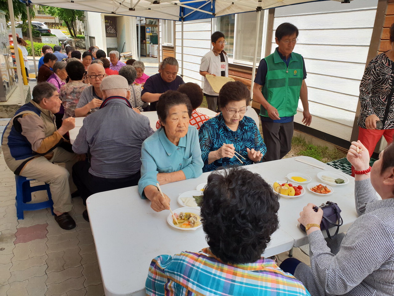증평읍남녀새마을지도자협의회는 15일 노인 등을 초청해 짜면과 탕수육을 제공했다.