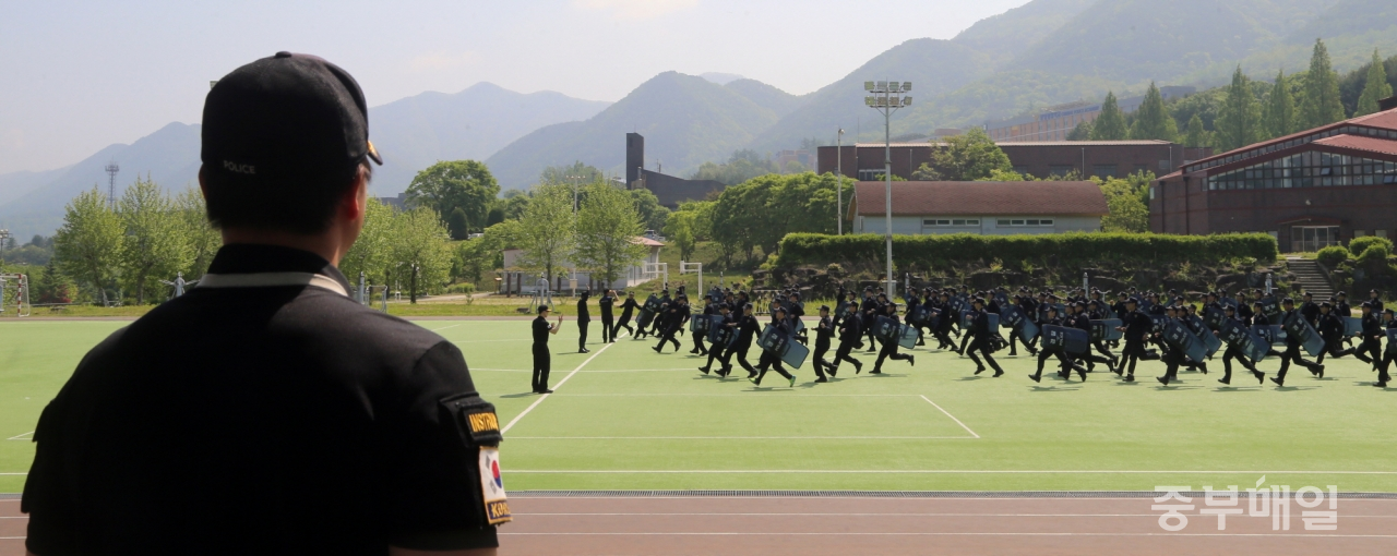 이춘성 교관이 중앙경찰학교 293기 교육생들의 경비전술 훈련을 지도하고 있다./신동빈
