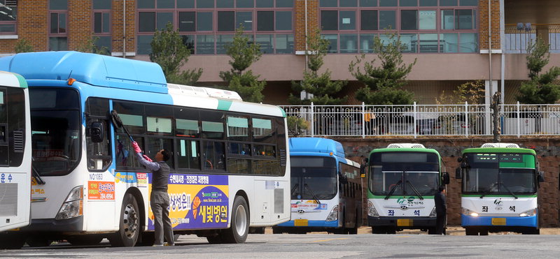 충북지역 버스업계가 오는 7월 시행되는 '개정 근로기준법'과 관련해 "격일제나 복격일제로 운영되는 업무 특성상 해당 기준을 충족시키기 어려운 실정"이라고 밝혔다./신동빈