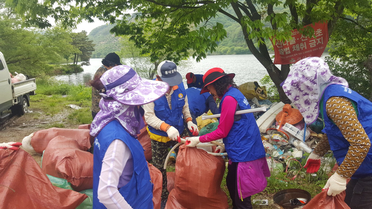 괴산군 소수면 바르게살기협의회(회장 정영채) 회원 40여명은 16일 깨끗한 마을 조성을 위해 소암저수지 일원에서 환경정화활동을 펼쳤다.