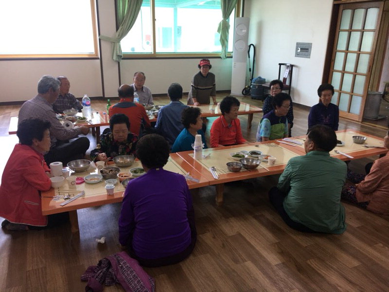 성암골백숙식당이 17일 창리마을회관에서 어르신들에게 식사를 대접하고 있다.