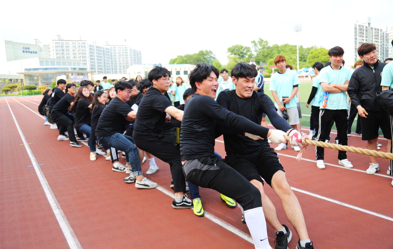 충북도립대학 학생들이 체육대회에서 줄다리기 경기를 하고 있다. / 충북도립대학