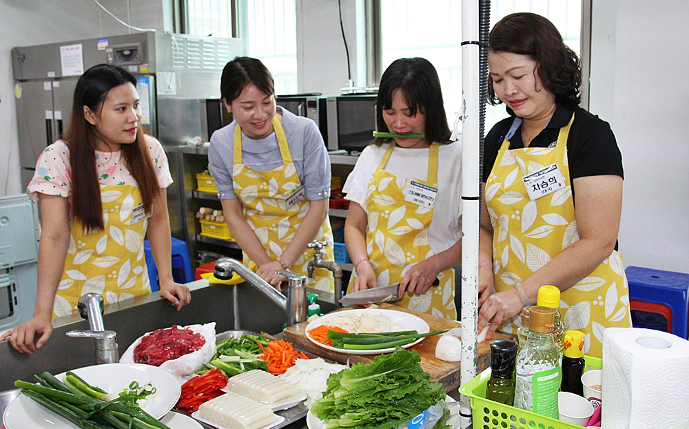 결혼이민여성들이 농산물을 이용해 요리를 만드는 실습을 하고 있다. / 충북농협 제공<br>