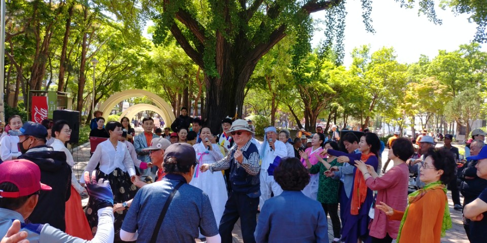 에코시낭송클럽 회원들이 19일 중앙공원에서 어르신들을 위한 위안 공연을 펼쳐 박수갈채를 받았다. / 에코시낭송클럽 제공