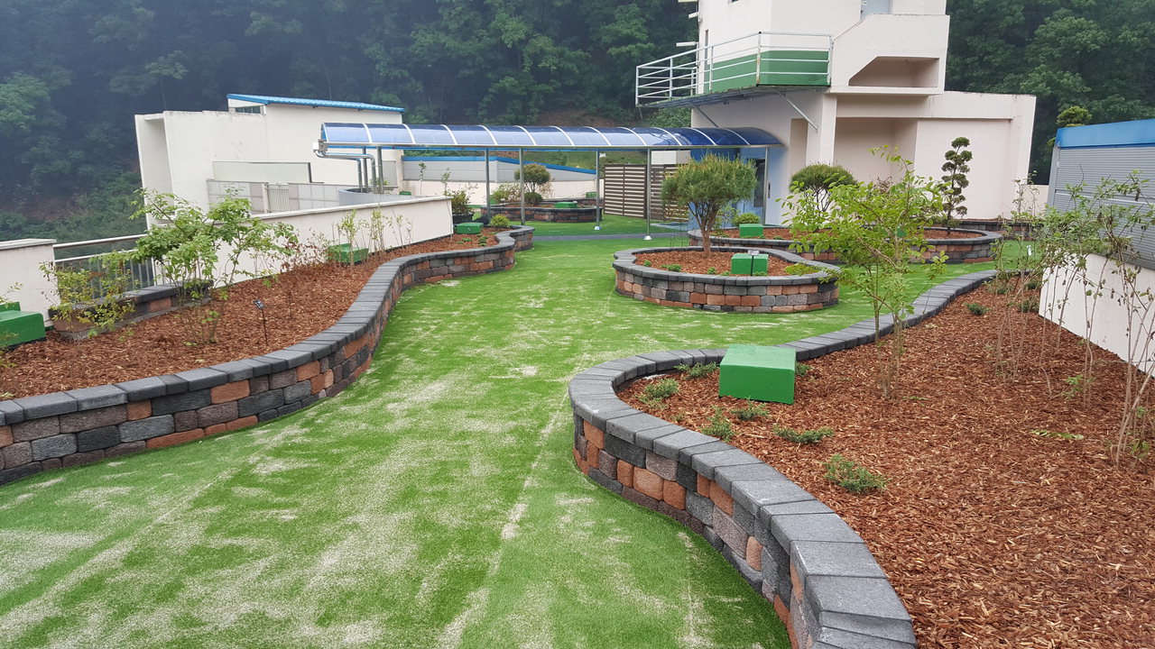 천안시가 1억 4천만원의 녹색자금을 지원받아 천안 평안의집 옥상 녹화사업을 완료했다.