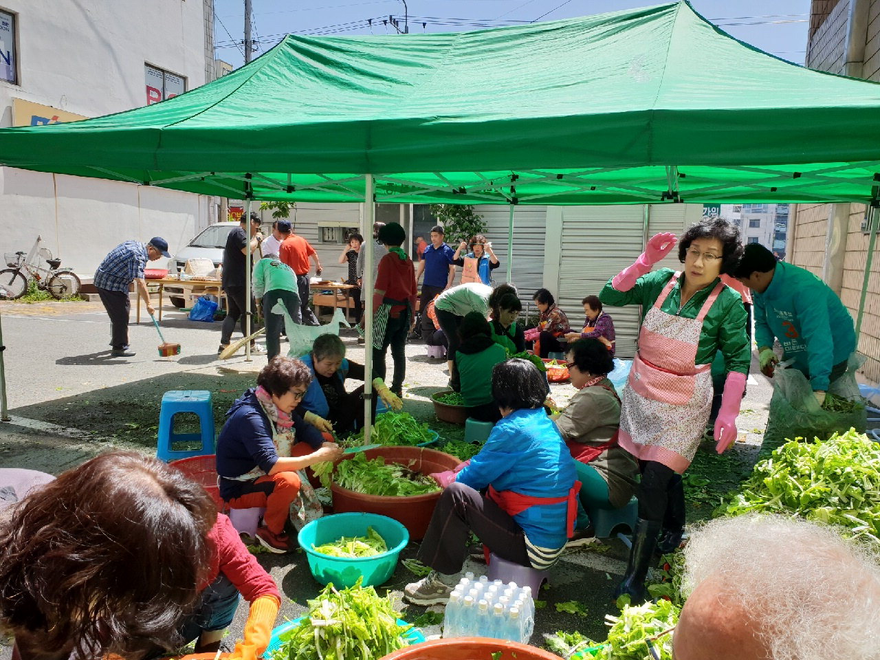 봉명동 행복키움지원단원 20여명과 단체 회원 10여명이 23일 봉명동 행정복지센터 주차장 내에서 ‘사랑의 열무김치 담그기’ 행사를 가졌다.