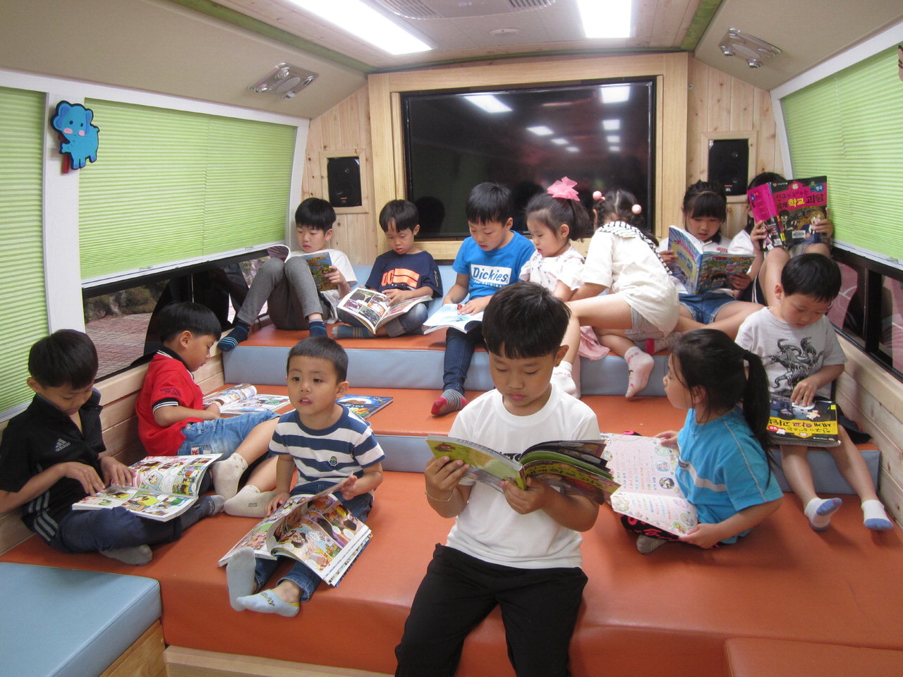 보은 판동초 어린이들이 꿈의 책 버스에서 즐거운 독서활동을 갖고 있다.
