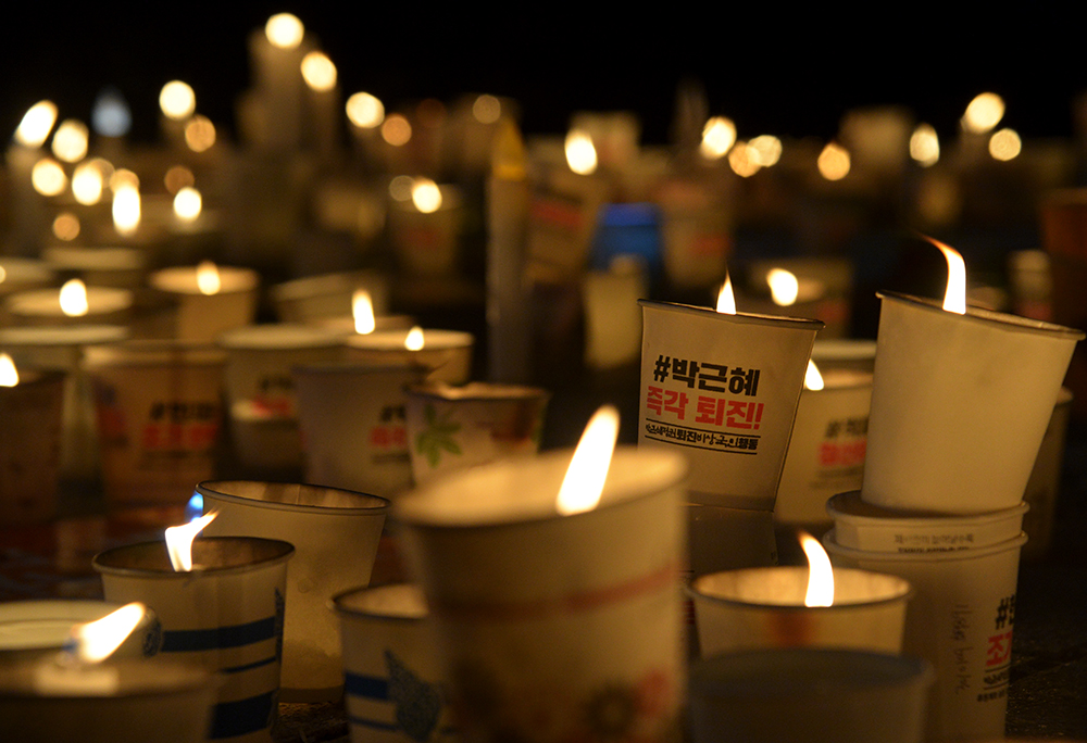 2016년 병신년(丙申年) 마지막날인 31일 밤서울 광화문광장에서 열린 박근혜 대통령 퇴진 촉구 제10차 주말 촛불집회에서 시민들이 촛불을 바닥에 놓고 있다.  / 뉴시스