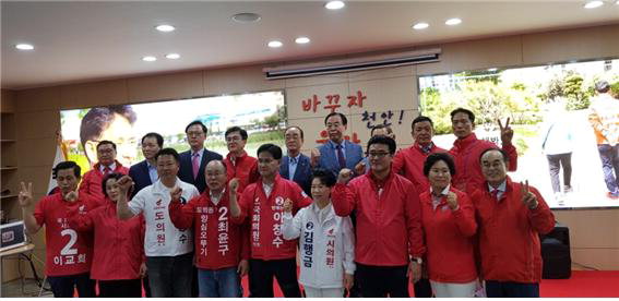 자유한국당 이창수 천안 병 국회의원 보궐선거 후보가 쌍용동 자신의 선거사무소에서 개소식을 갖고 본격 선거전에 돌입했다.