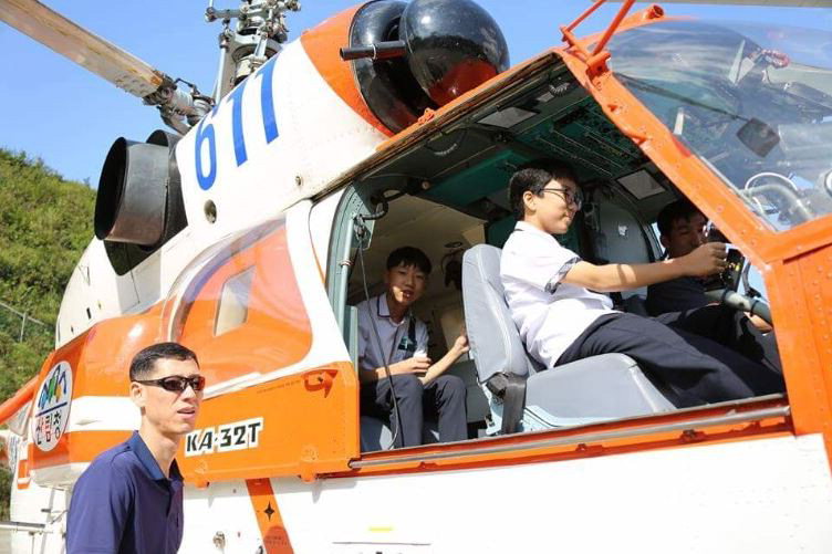 지난해 진천산림항공관리소에서 청소년들이 항공기 지상 탑승 체험을 하고 있다./산림청 제공