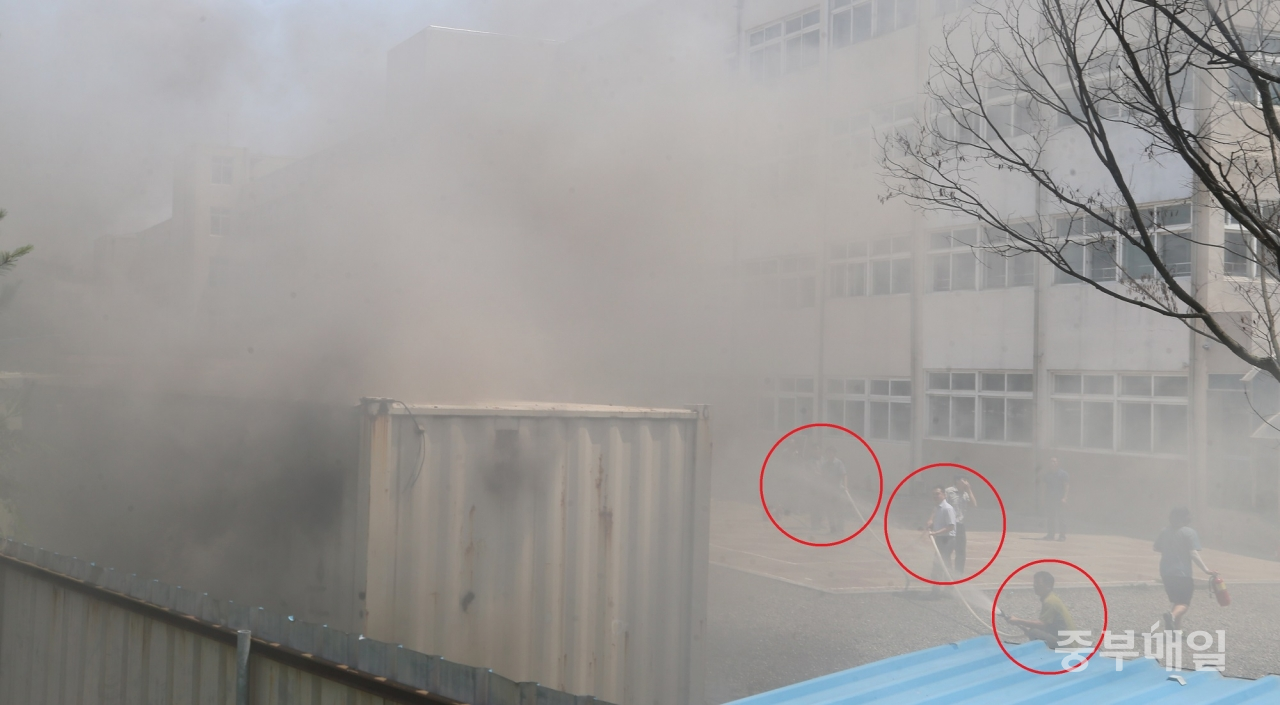 28일 오후 1시 25분께 청주의 한 중학교 폐지보관 창고에서 화재가 발생한 가운데 선생님들(빨간원)이 초기 화재진압에 나서고 있다./신동빈