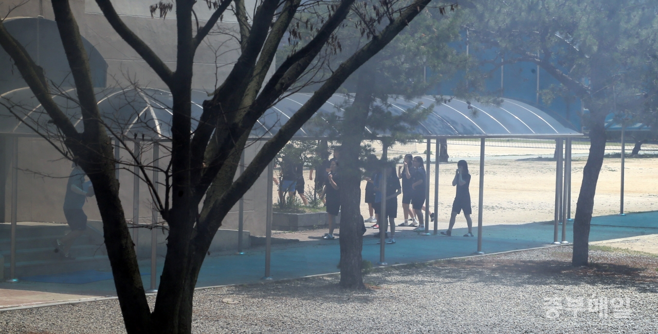 28일 오후 1시 25분께 청주의 한 중학교 폐지보관 창고에서 화재가 발생하면서 이 학교 학생 100여명이 운동장으로 대피했다./신동빈