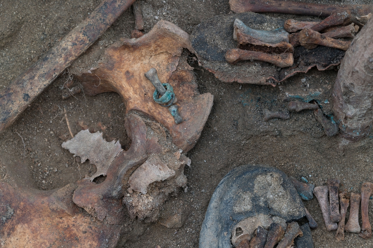 아산시 배방읍 폐금광에서 발굴된 유해는 대부분 부녀자와 어린이의 것으로 발굴현장에서 은가락지도 발견됐다. / 박선주 단장 제공