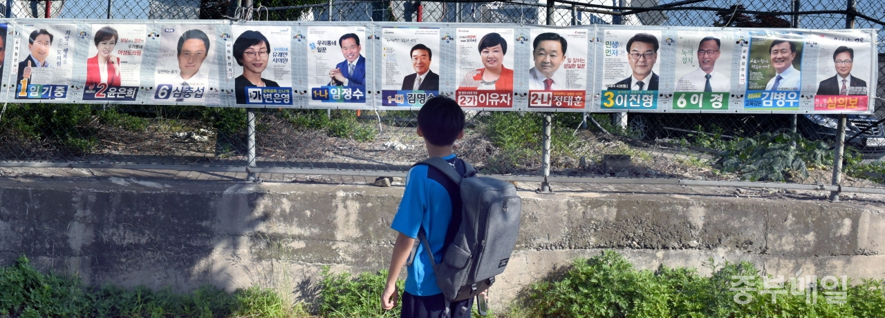 6·13지방선거가 9일 앞으로 다가온 가운데 각 선거구 거리마다 후보자들의 긴 선거벽보가 게시돼 유권자들에게 얼굴을 알리고 있다. / 김용수