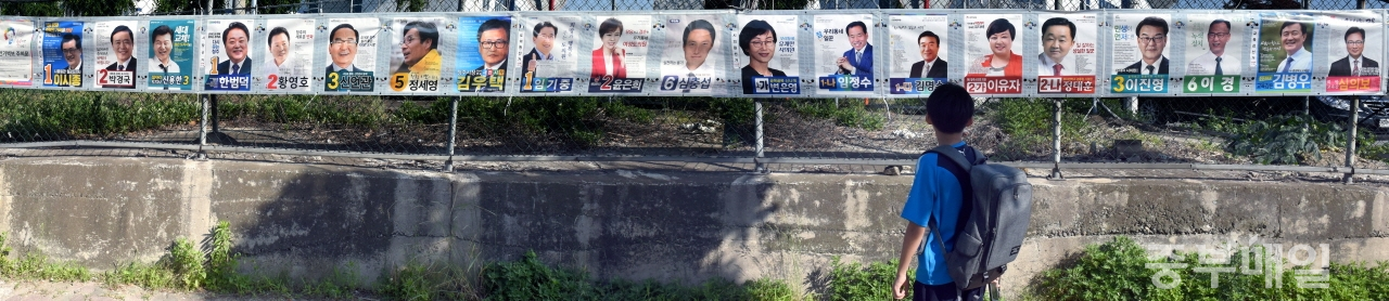 6·13지방선거가 9일 앞으로 다가온 가운데 각 선거구 거리마다 후보자들의 긴 선거벽보가 게시돼 유권자들에게 얼굴을 알리고 있다. / 김용수
