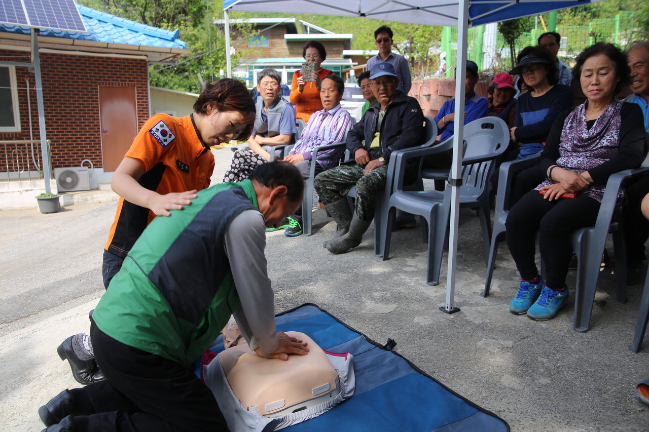 괴산소방서(서장 김유종)는 괴산군민을 대상으로 심폐소생술 활성화를 위한 교육센터를 연중 운영한다.