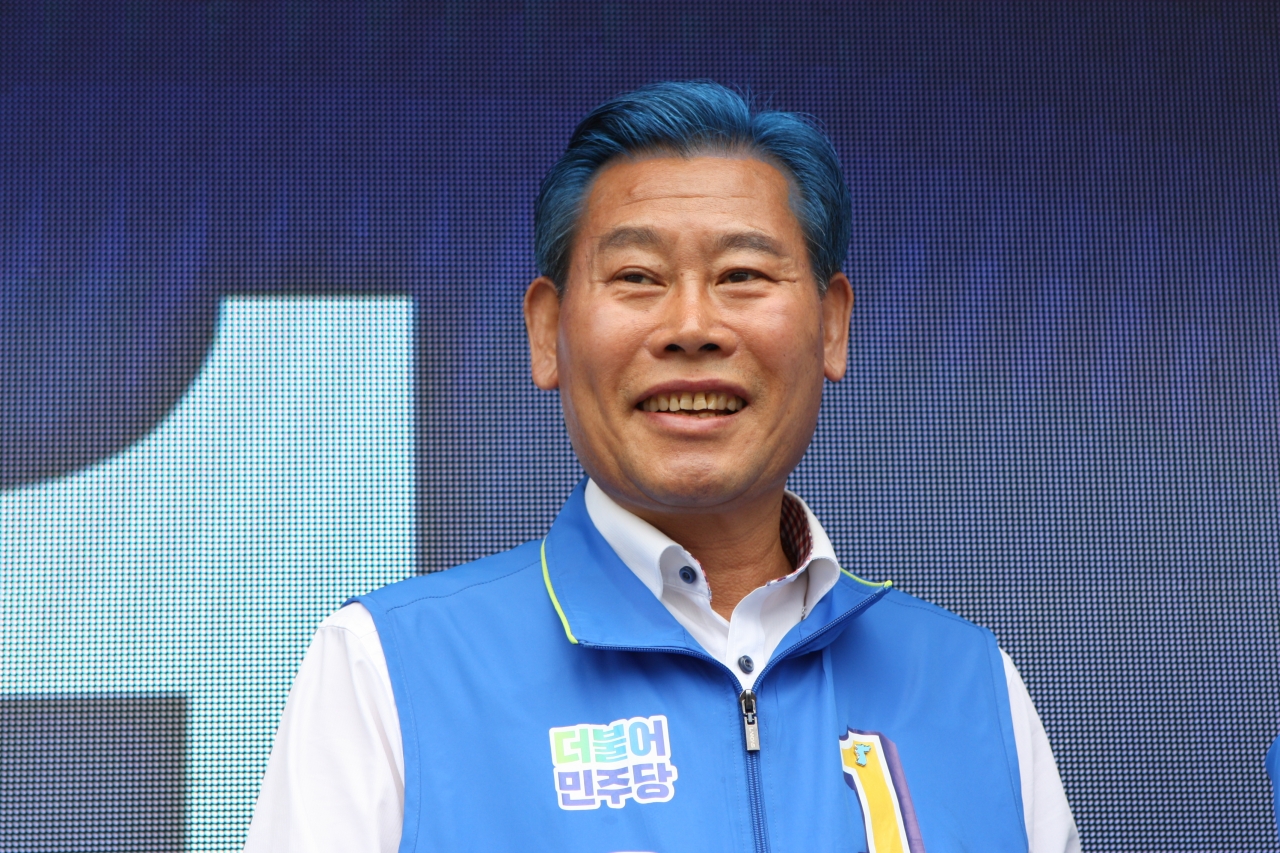 김재종 민주당 옥천군수 후보가 10일 유세현장에서 파란색으로 머리를 염색하고 유세장에 나타났다.
