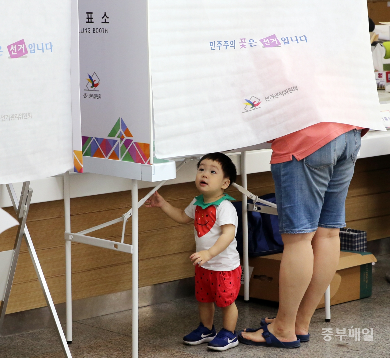 민선7기 지역 일꾼을 뽑는 6.13 지방선거 투표일인 13일 청주 복대1동 주민센터에 마련된 투표소를 찾은 한 아이가 기표소를 둘러보고 있다./신동빈