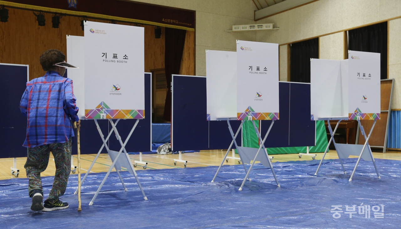 6.13 지방선거 투표일인 13일 청주 옥산초등학교에 마련된 투표소를 찾은 한 할머니가 기표소로 들어가고 있다