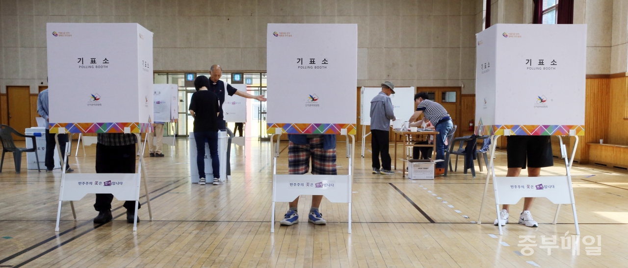6.13 지방선거 투표일인 13일 청주 우암초등학교에 마련된 투표소에서 유권자들이 기표를 하고 있다./신동빈