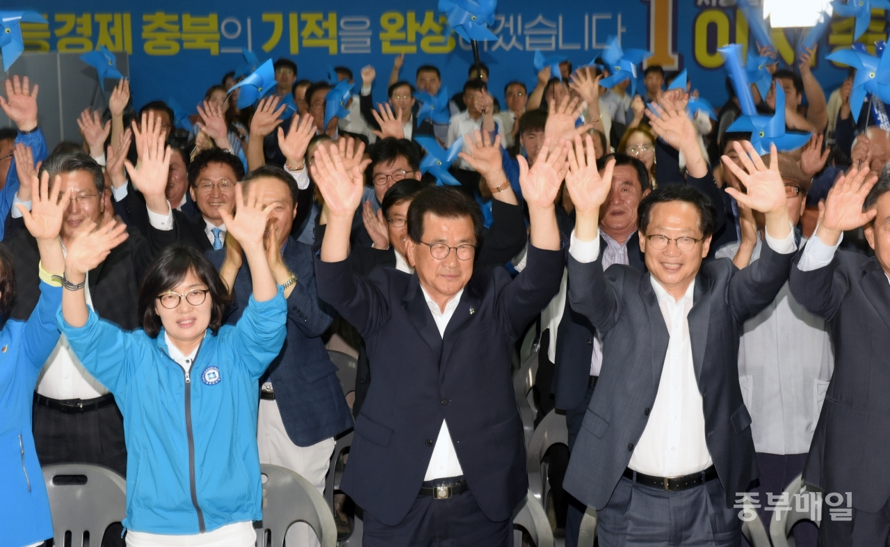 6·13지방선거 투표가 마감된 13일 오후 방송사 출구조사 결과에서 이시종 충북도지사 후보가 높은 지지율을 얻어 1위로 발표되자 지지자들과 함께 박수를 치며 환호하고 있다. / 김용수