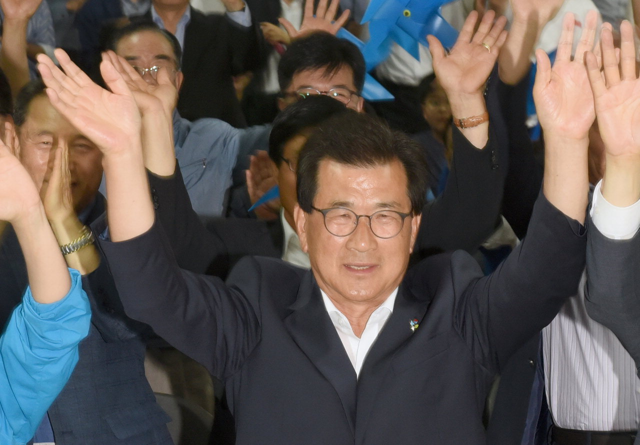 6·13지방선거 투표가 마감된 13일 오후 방송사 출구조사 결과에서 이시종 충북도지사 후보가 높은 지지율을 얻어 1위로 발표되자 지지자들과 함께 기뻐하고 있다. / 김용수