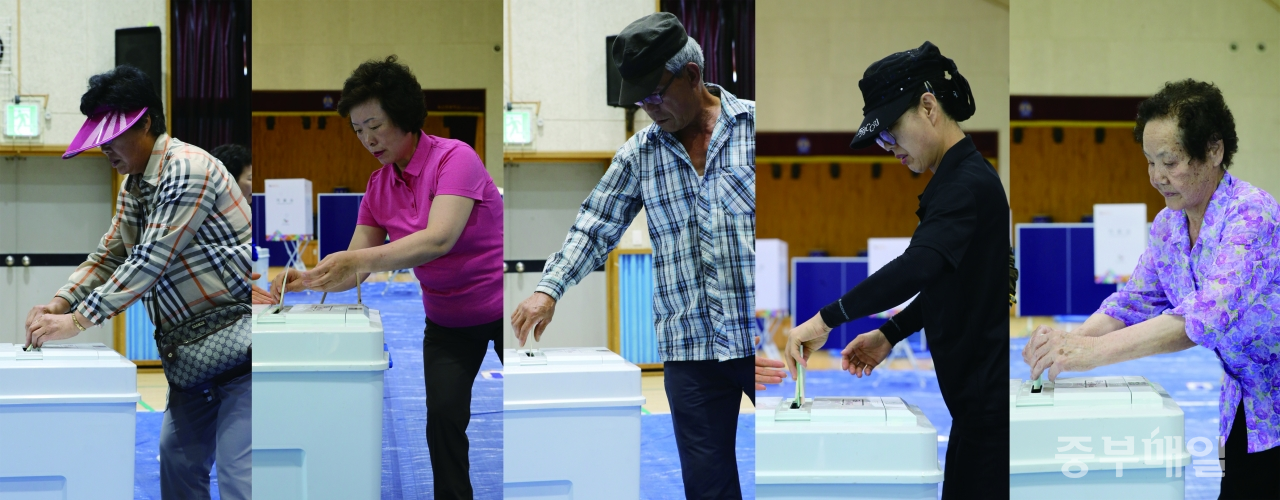 6.13 지방선거 투표일인 13일 청주 옥산초등학교에 마련된 투표소에서 유권자들이 소중한 한 표를 행사하고 있다./신동빈