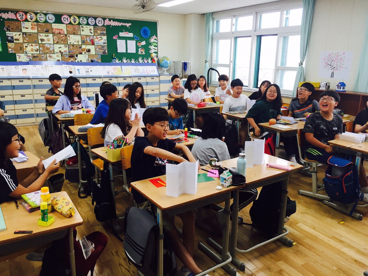 천안부성초등학교 5학년 2반 학생들이 ‘우리 모두 아주 칭찬해!’를 주제로 칭찬병풍 만들기 활동을 진행하며 즐거워 하고 있다. 사진제공/천안교육지원청