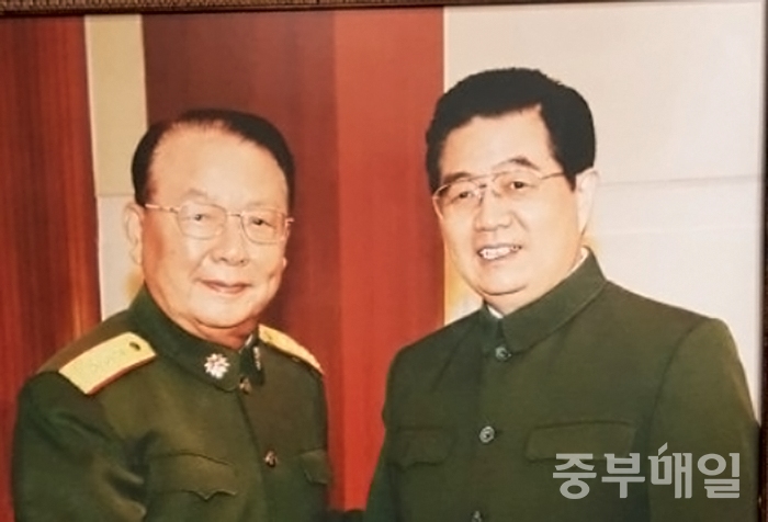 故 조남기 장군(왼쪽)과 후진타오 전 중화인민공화국 국가주석 / 중부매일 DB