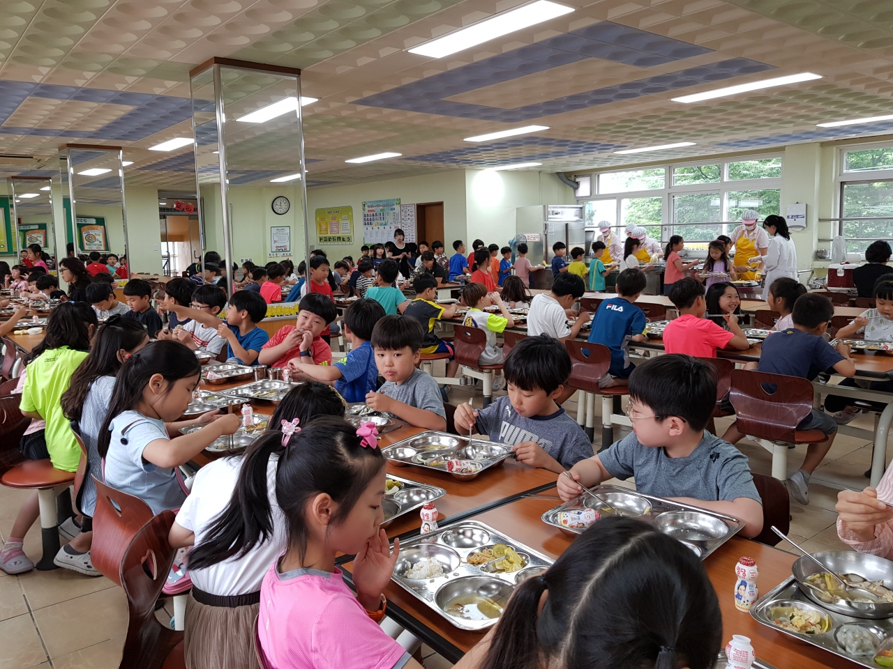 청주남평초 어린이들이 25일 학교급식실에서 점심메뉴로 제공된 북한 음식을 먹고 있다. / 청주교육지원청 제공