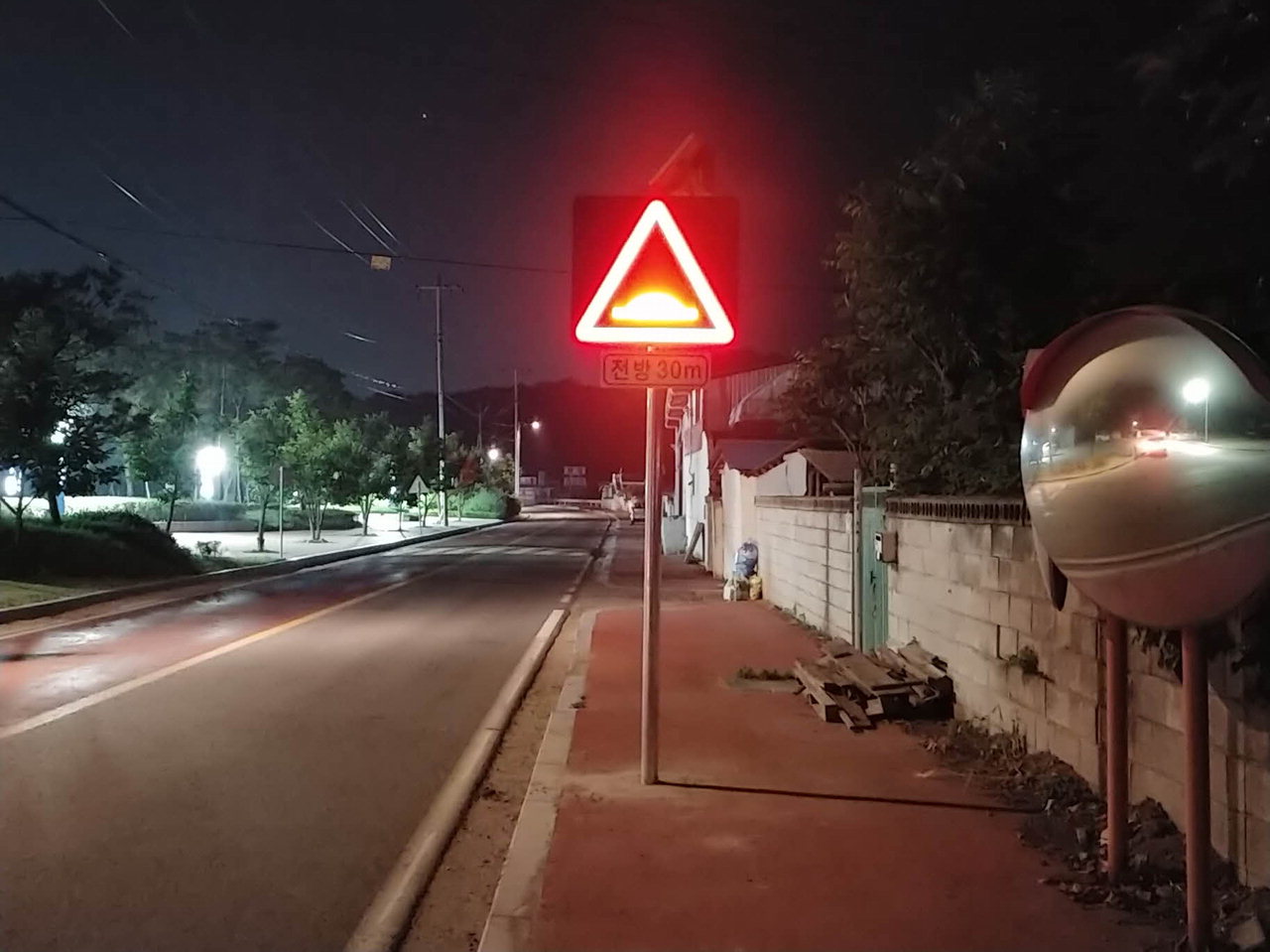영동군이 교통안전을 위해 지방도로에 LED교통표지판으로 교체했다. / 영동군청 제공