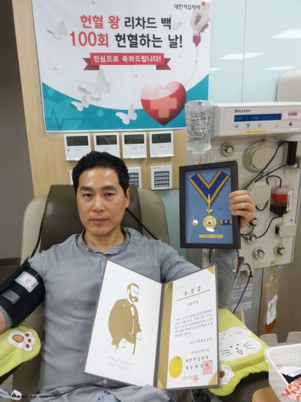 지난 3일 김일권씨가 헌혈의집 충북센터에서 100번째 헌혈을 하고 있다. /대한적십자사 제공