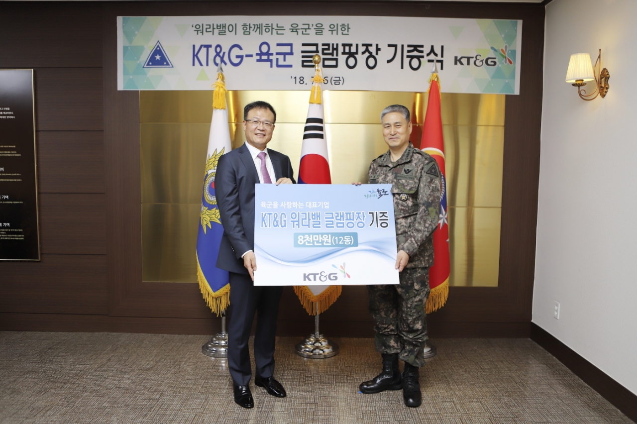 백복인 KT&G 사장(왼쪽)과 김용우 육군 참모총장(오른쪽)이 지난 6일 육군 서울사무소에서 기증식을 갖고 기념 촬영하고 있다. / KT&G 제공