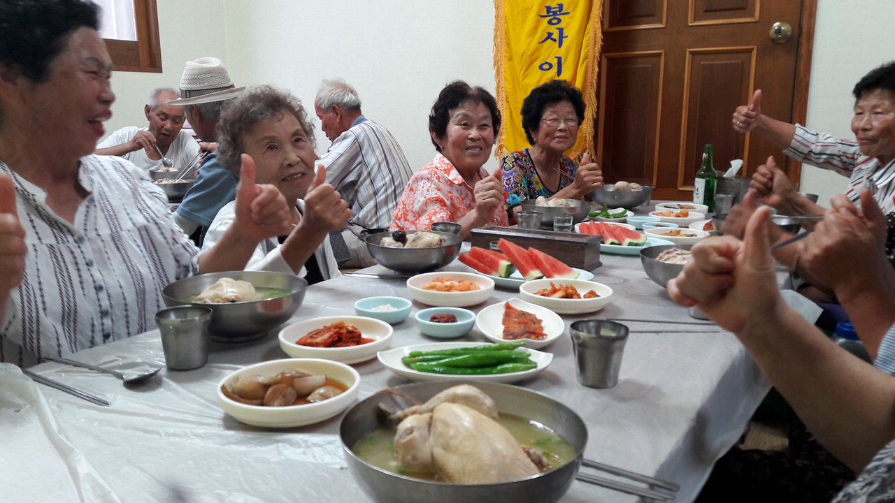 보은군 장안면자원봉사회가 19일 지역 어르신들에게 맛있는 점심 식사를 대접하고 있다. / 보은군 제공